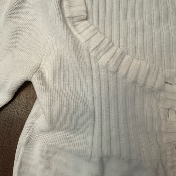 Long sleeve, short white XS white sweater with buttons. - Picture 3 of 4